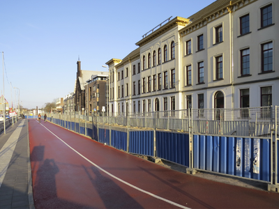 872093 Gezicht over het nieuwe fietspad van rood asfalt op de Catharijnekade in Wijk C te Utrecht, met rechts het ...